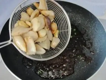 Make Garlic sauce for almond mushrooms step 6