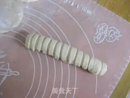 Make Black Sesame caterpillar bread step 8