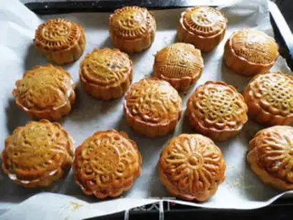 Make Traditional bean saloon pie step 17