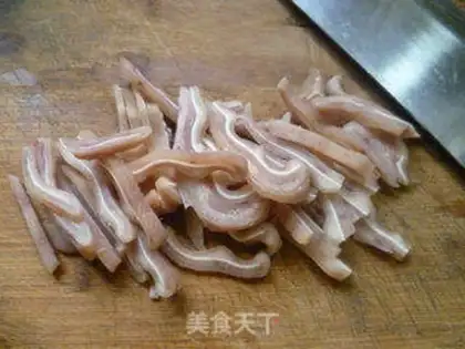 Make Garlic fried pig ears step 1