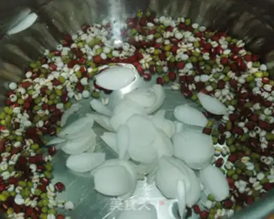 Make Red bean lily rice soup step 2