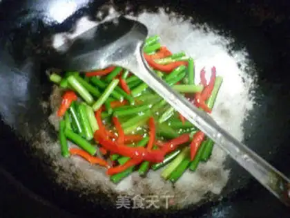 Make Garlic fried pig ears step 4