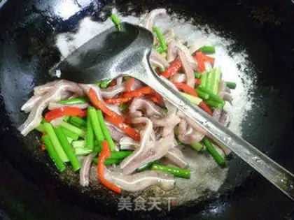 Make Garlic fried pig ears step 5