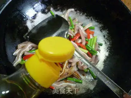 Make Garlic fried pig ears step 6