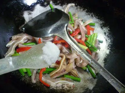 Make Garlic fried pig ears step 7