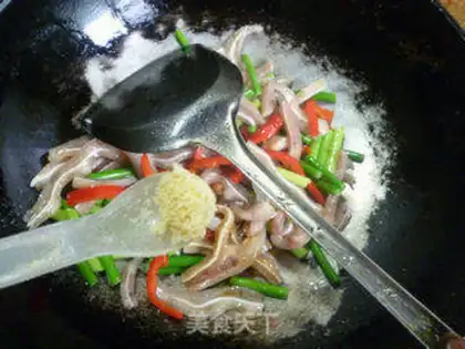 Make Garlic fried pig ears step 8
