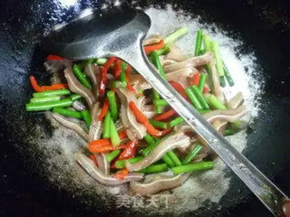Make Garlic fried pig ears step 9