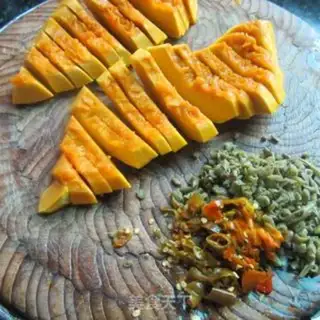 Make Sour bean horned pumpkin step 2