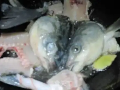 Make Cook fish head soup step 1