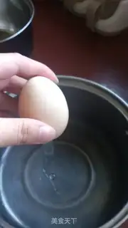 Make Two-colour cake rolls with a pan step 1