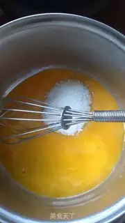 Make Two-colour cake rolls with a pan step 2