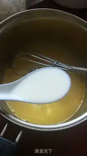Make Two-colour cake rolls with a pan step 3