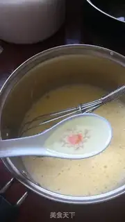 Make Two-colour cake rolls with a pan step 4