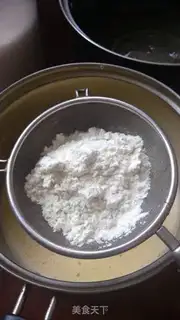 Make Two-colour cake rolls with a pan step 5