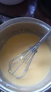 Make Two-colour cake rolls with a pan step 6