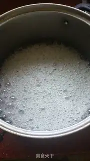 Make Two-colour cake rolls with a pan step 7