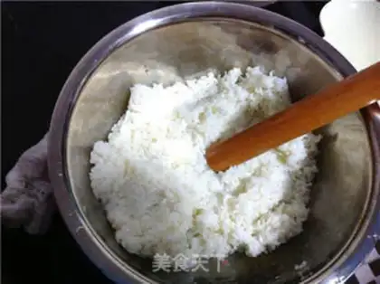 Make The big bones are making rice step 3