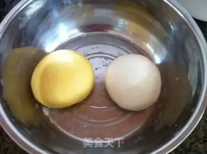 Make Pumpkin double-coloured buns step 2