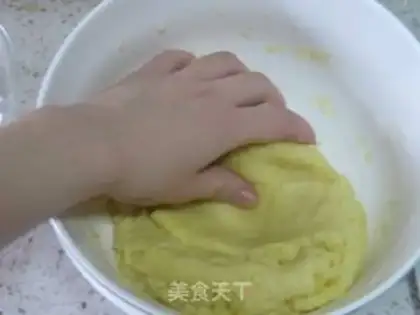 Make Potato bean mooncake step 3
