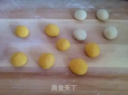 Make Pumpkin double-coloured buns step 4
