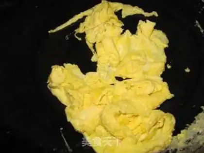 Make Weenie egg fried rice step 4