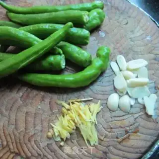 Make Hot pepper fried eggs step 1