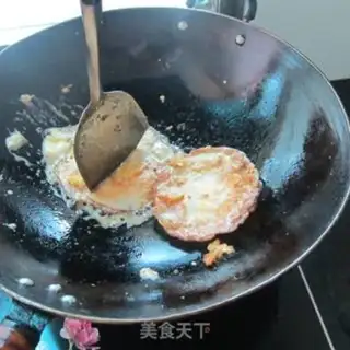 Make Hot pepper fried eggs step 3