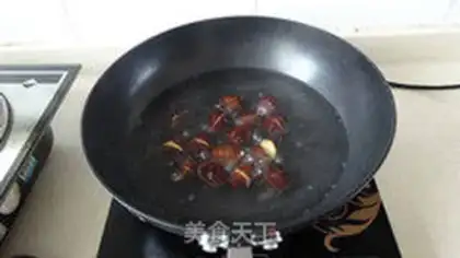 Make Red-burned chestnut chicken step 1