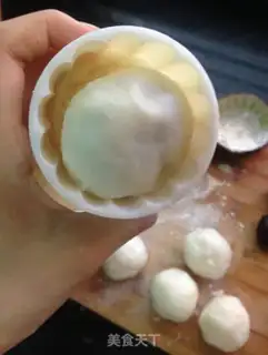 Make Sweet ice-cream mooncake step 11