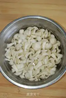 Make The white mushrooms step 1