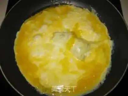 Make Squeeze fried eggs step 3