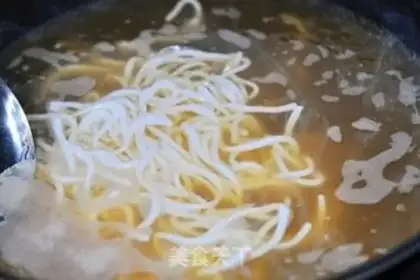 Make Cayfish taco noodles step 1