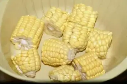 Make Corn carrot pigbone soup step 0