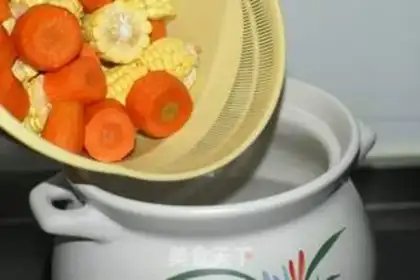 Make Corn carrot pigbone soup step 3