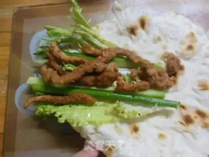 Make Old Beijing chicken roll step 16