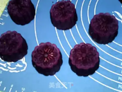 Make Purple potato cream cherry mooncake step 22