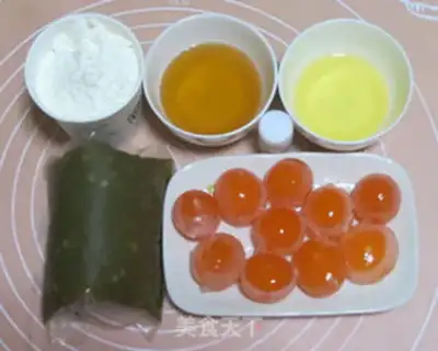 Make The omelet moon cake step 0