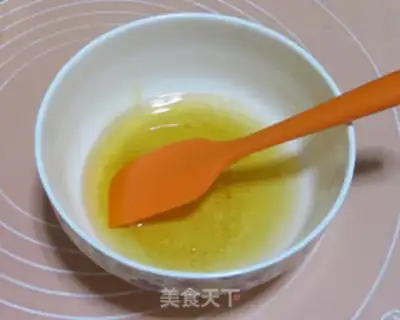 Make The omelet moon cake step 1