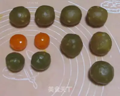 Make The omelet moon cake step 4