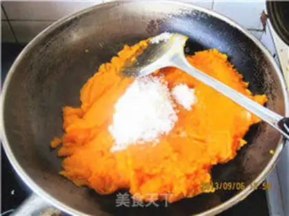 Make Pumpkin moon pie step 3