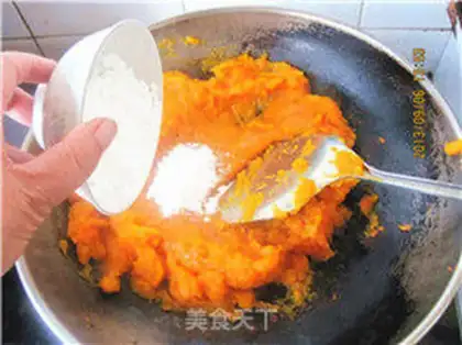 Make Pumpkin moon pie step 4
