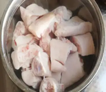 Make Red pig feet, soybeans step 1