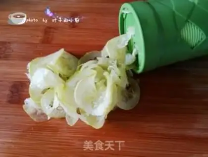 Make Mickey sushi roll step 4