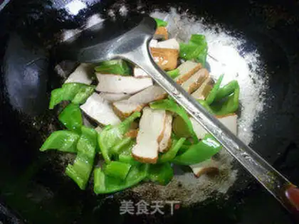 Make Pepper ham and sausage fried fragrance step 5