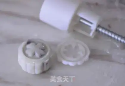 Make Rainbow ice cream mooncake step 19