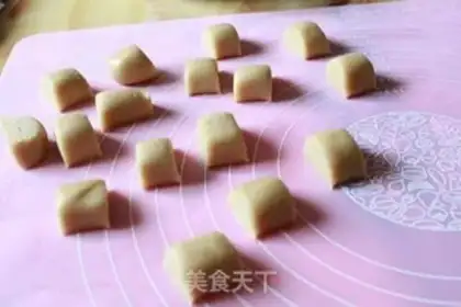 Make White bean pine beef mooncake step 4