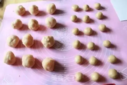 Make White bean pine beef mooncake step 5