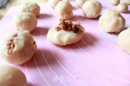 Make White bean pine beef mooncake step 6