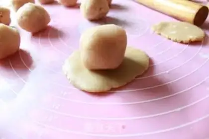 Make White bean pine beef mooncake step 7