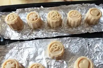 Make White bean pine beef mooncake step 8